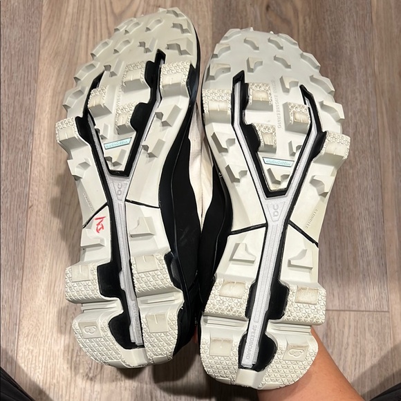 On Cloud shoes women size 7 - Picture 4 of 7